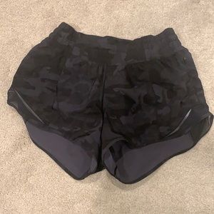 HOTTIE HOT HIGH RISE 2.5 SHORTS - BLACK CAMO